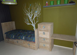 Kinderkamer met bed en bureau van steigerhout