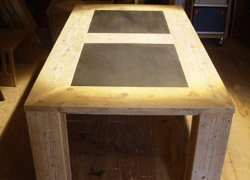 Tafel van steigerhout met ingelegde tegels